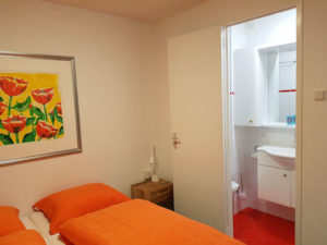 tweepersoonskamer met eigen sanitair, balkon en zeezicht